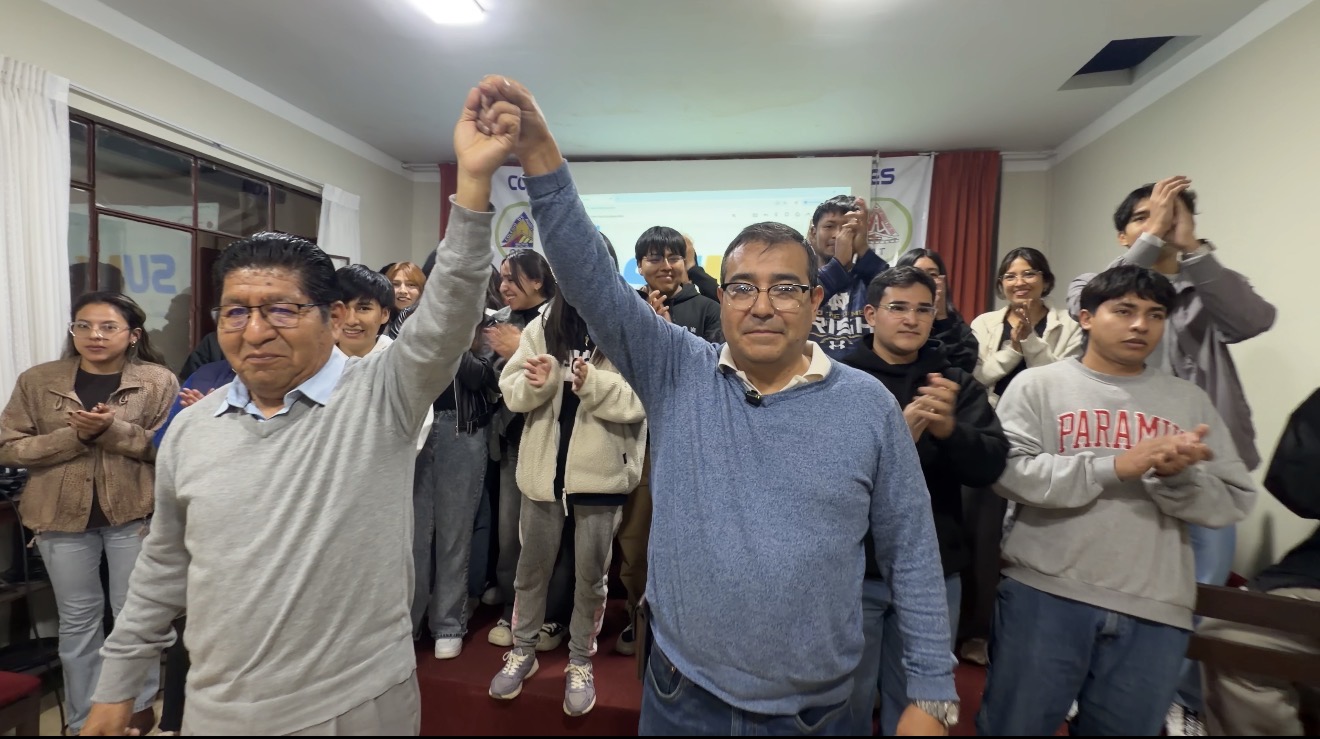 Never Quiroga y Raúl Gerónimo junto a estudiantes de la Facultad